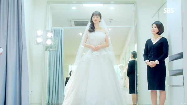Cùng diện váy cưới: Song Hye Kyo ưa truyền thống, Han So Hee mới mẻ - Ảnh 2.