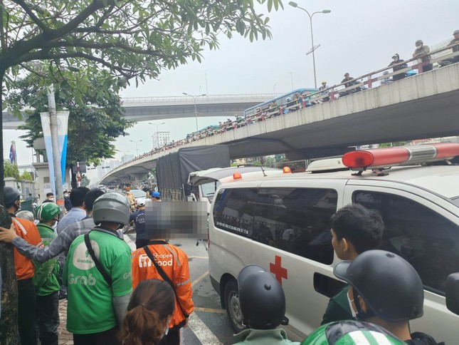 Tai nạn liên hoàn trên đường Giải Phóng, tài xế xe máy tử vong dưới gầm ô tô tải - Ảnh 1.