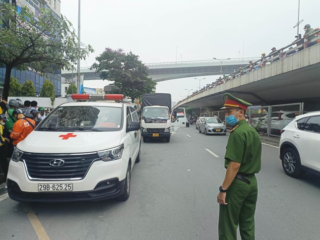 Tai nạn liên hoàn trên đường Giải Phóng, tài xế xe máy tử vong dưới gầm ô tô tải - Ảnh 2.