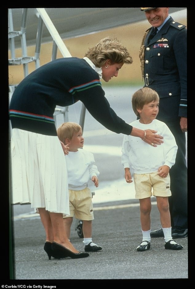 Cách Công nương Diana thể hiện tình yêu với William và Harry - Ảnh 10.
