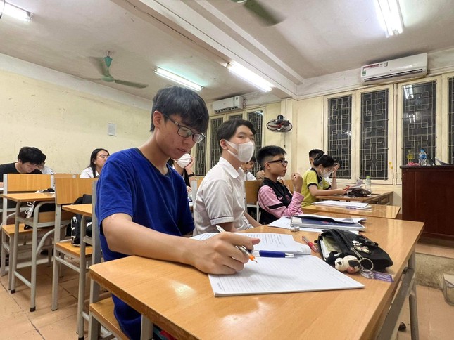 Ráo riết thi tuyển lớp 10 - Ảnh 1. Ráo riết thi tuyển lớp 10 - Ảnh 1.