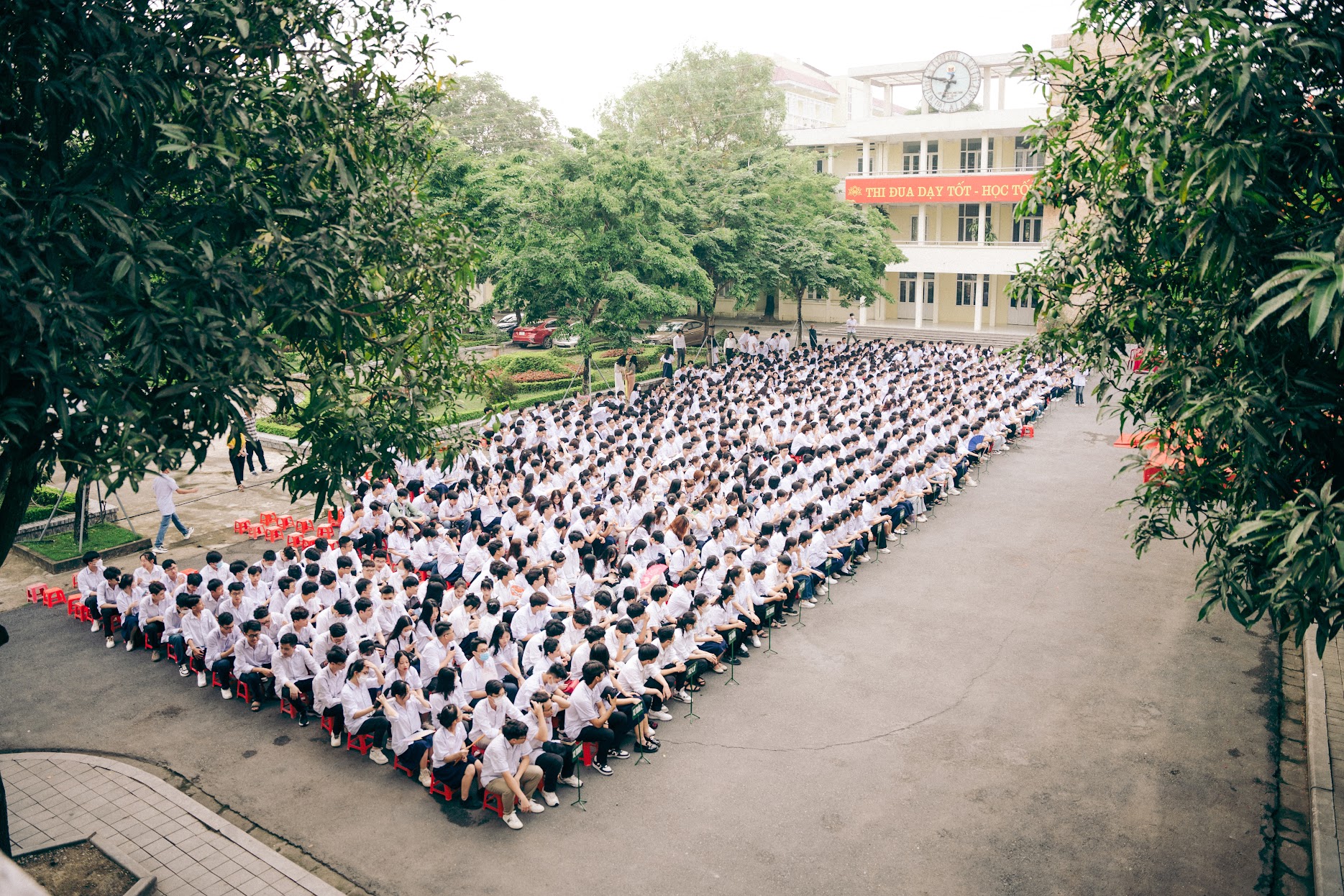 Lễ bế giảng tại ngôi trường hàng đầu miền Trung: Dàn nam thanh, nữ tú khoe sắc, nói lời tạm biệt trước thời khắc phải chia xa - Ảnh 3.