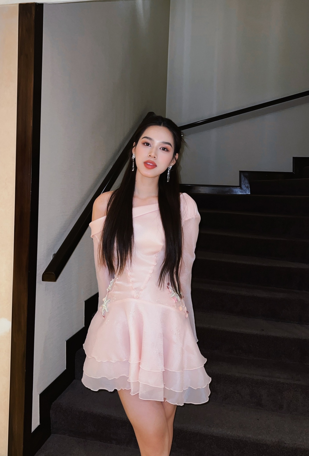 Hoa hậu Đỗ Thị Hà hóa nàng thơ yêu kiều với đầm voan lệch vai gợi cảm - Ảnh 1.