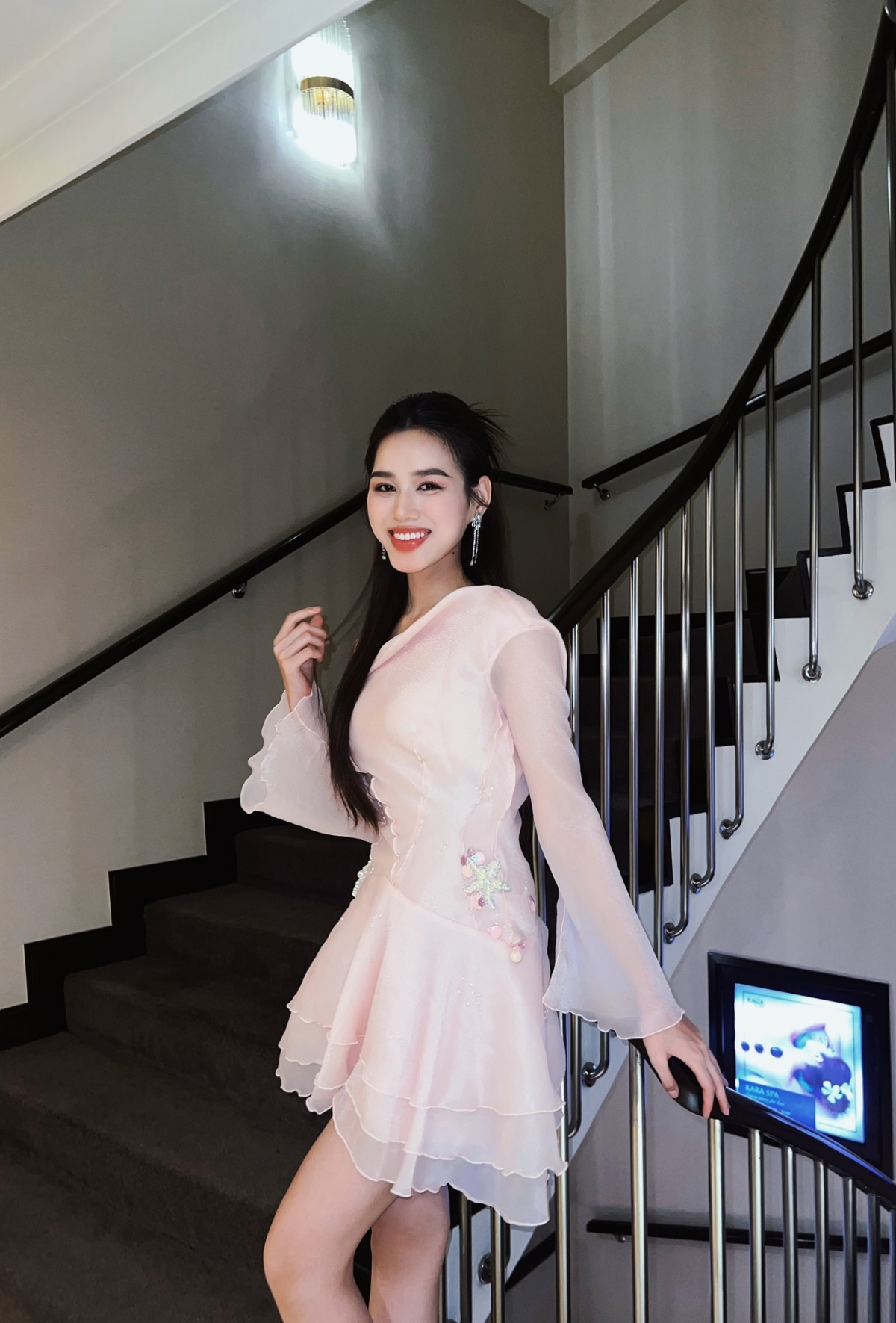 Hoa hậu Đỗ Thị Hà hóa nàng thơ yêu kiều với đầm voan lệch vai gợi cảm - Ảnh 3.