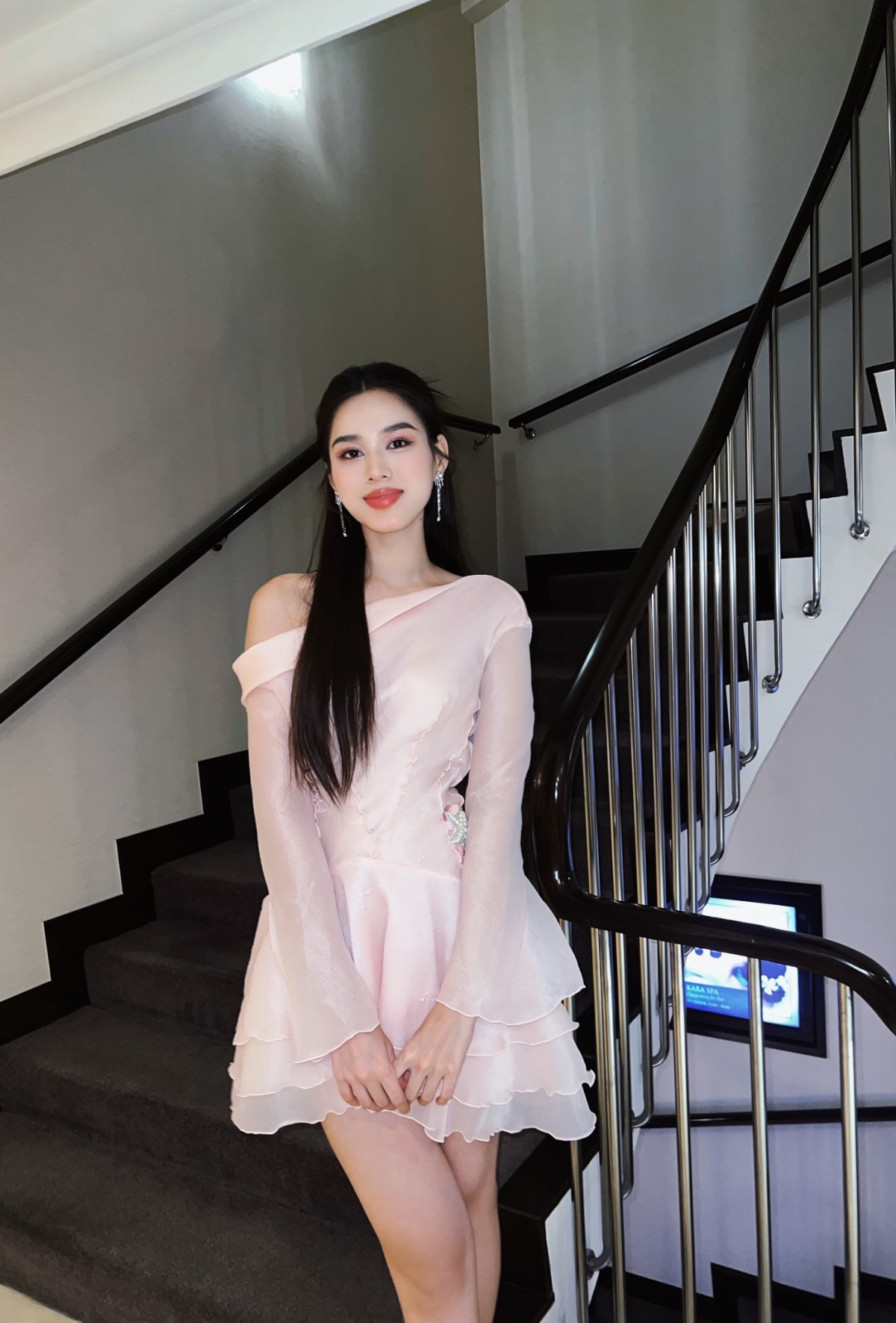 Hoa hậu Đỗ Thị Hà hóa nàng thơ yêu kiều với đầm voan lệch vai gợi cảm - Ảnh 4.