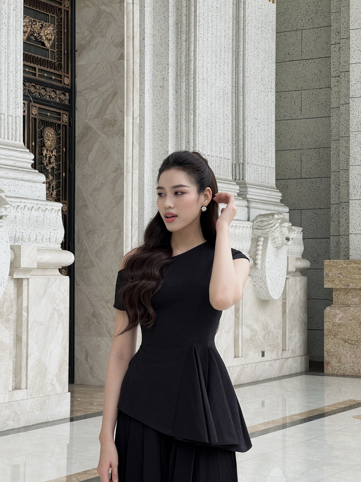 Hoa hậu Đỗ Thị Hà hóa nàng thơ yêu kiều với đầm voan lệch vai gợi cảm - Ảnh 7.