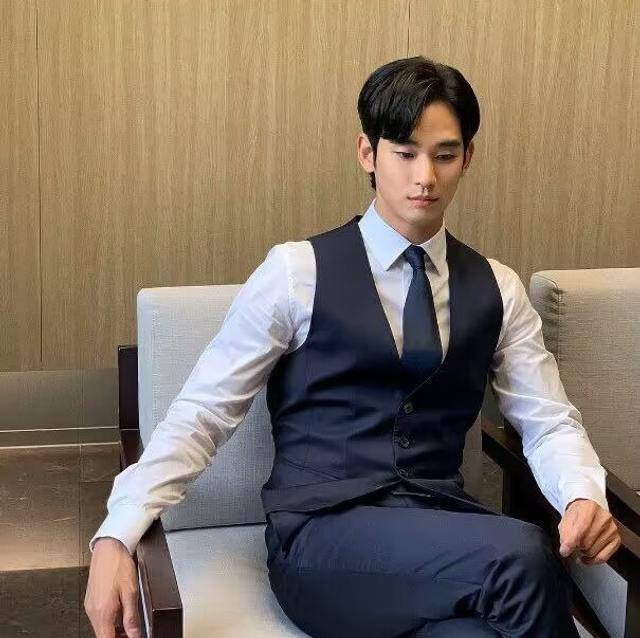 Kim Soo Hyun lộ ảnh cưới điển trai nhưng nhan sắc cô dâu lại gây chú ý hơn cả - Ảnh 7.