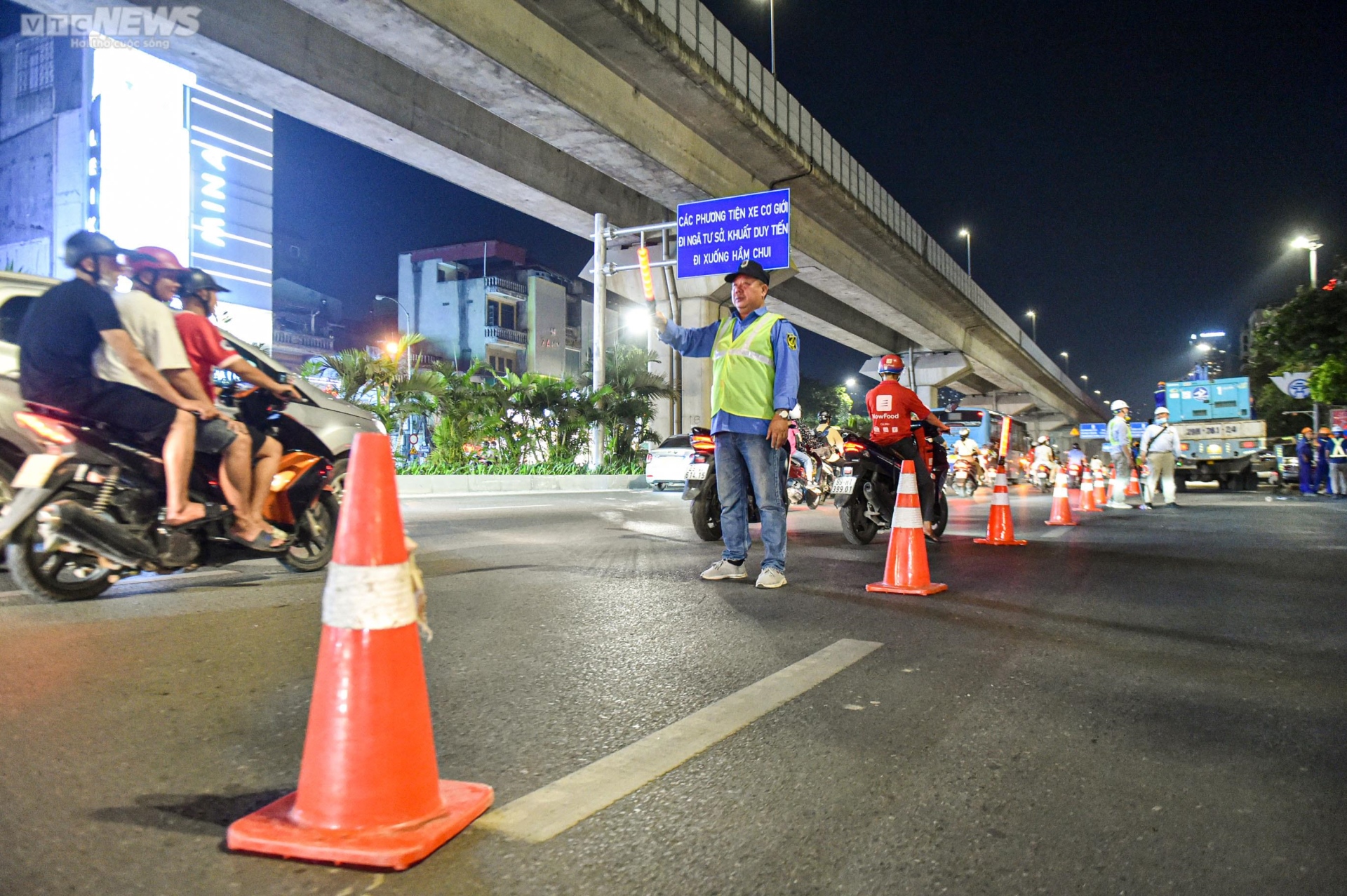 Hà Nội: Xuyên đêm gấp rút dựng &quot;lô cốt&quot; trên đường Nguyễn Trãi - Ảnh 4.