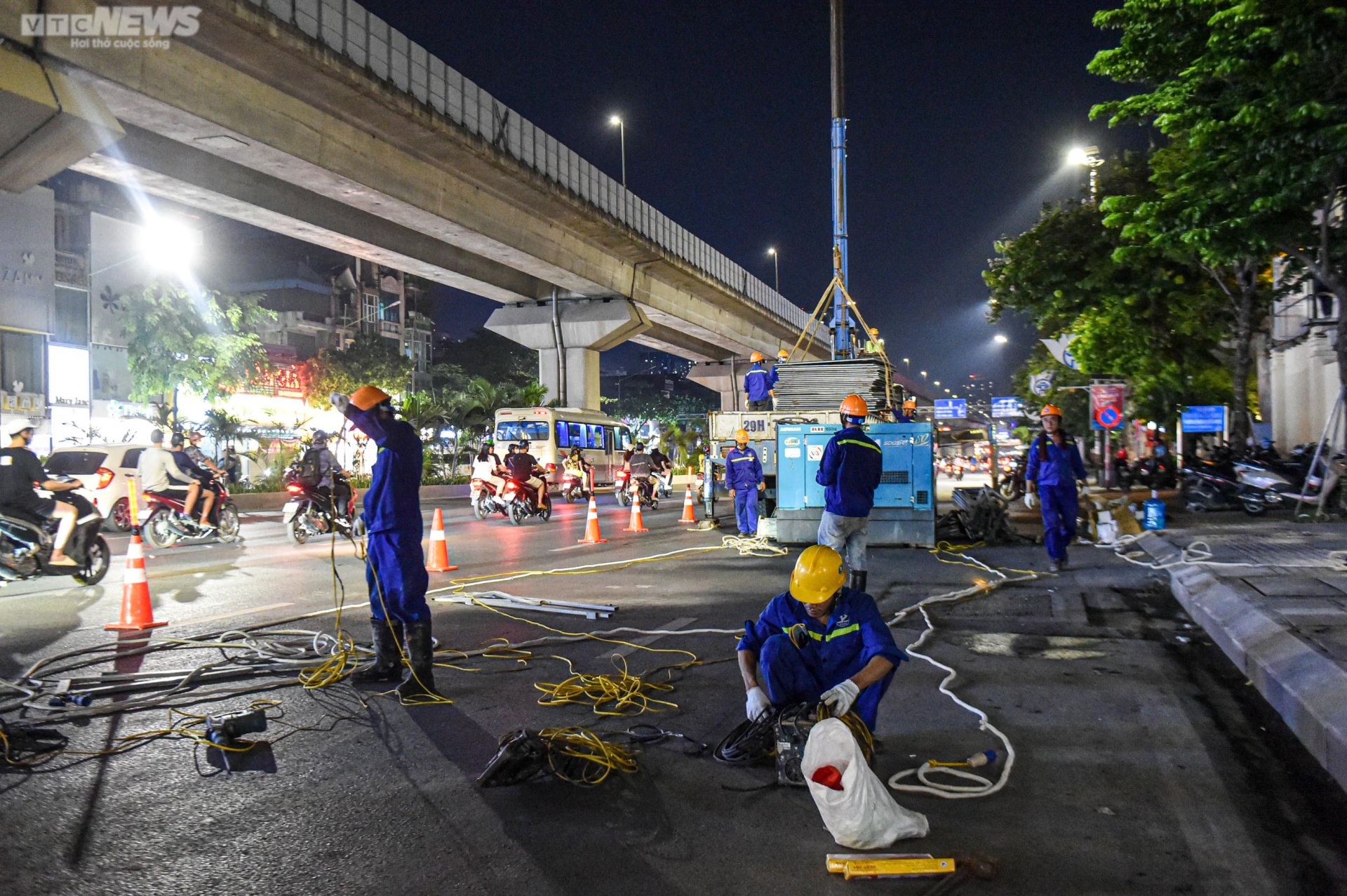 Hà Nội: Xuyên đêm gấp rút dựng &quot;lô cốt&quot; trên đường Nguyễn Trãi - Ảnh 5.