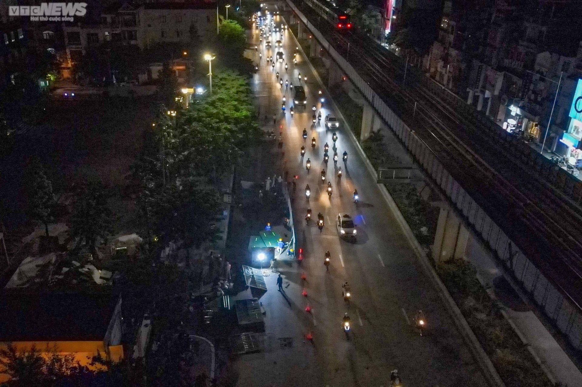 Hà Nội: Xuyên đêm gấp rút dựng &quot;lô cốt&quot; trên đường Nguyễn Trãi - Ảnh 1.