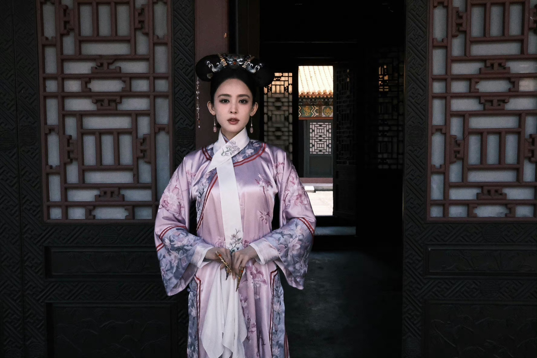 Một mỹ nhân Tân Cương "gây sốt" vì hoá Chân Hoàn đẹp lấn át Tôn Lệ - Ảnh 6. Một mỹ nhân Tân Cương "gây sốt" vì hoá Chân Hoàn đẹp lấn át Tôn Lệ - Ảnh 6.