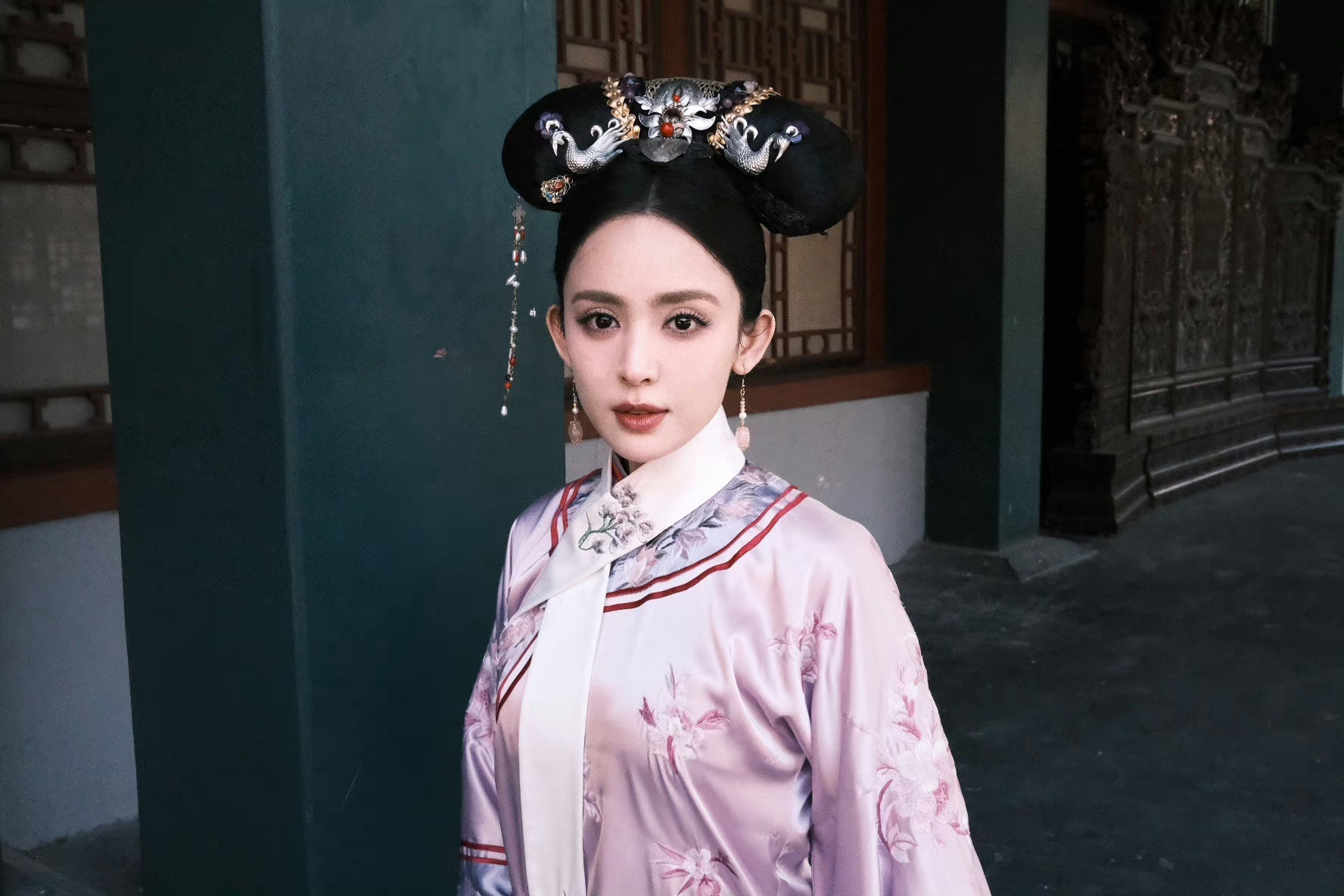 Một mỹ nhân Tân Cương "gây sốt" vì hoá Chân Hoàn đẹp lấn át Tôn Lệ - Ảnh 5. Một mỹ nhân Tân Cương "gây sốt" vì hoá Chân Hoàn đẹp lấn át Tôn Lệ - Ảnh 5.