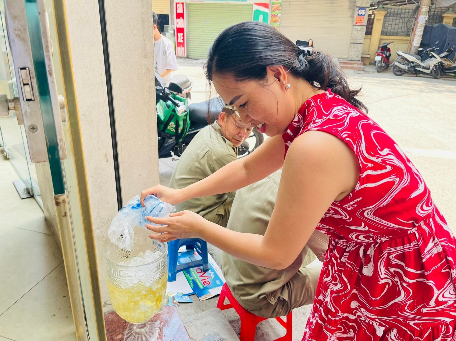Nh&agrave; ch&ugrave;a, nh&agrave; d&acirc;n mở cửa cho phụ huynh tr&aacute;nh nắng đợi con thi m&ocirc;n cuối - Ảnh 3.