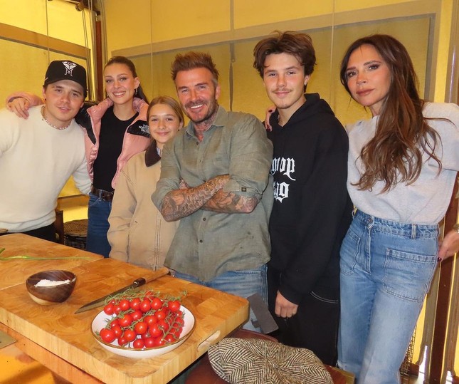 Con d&acirc;u Beckham mặc đồ trong suốt xuống phố - Ảnh 5.