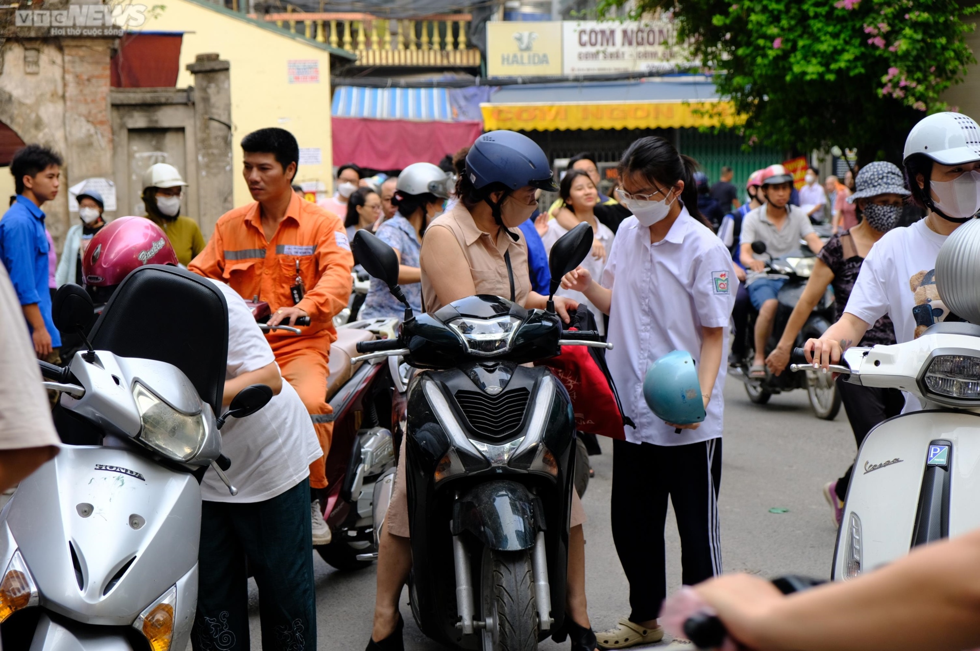 Nh&agrave; ch&ugrave;a, nh&agrave; d&acirc;n mở cửa cho phụ huynh tr&aacute;nh nắng đợi con thi m&ocirc;n cuối - Ảnh 1.