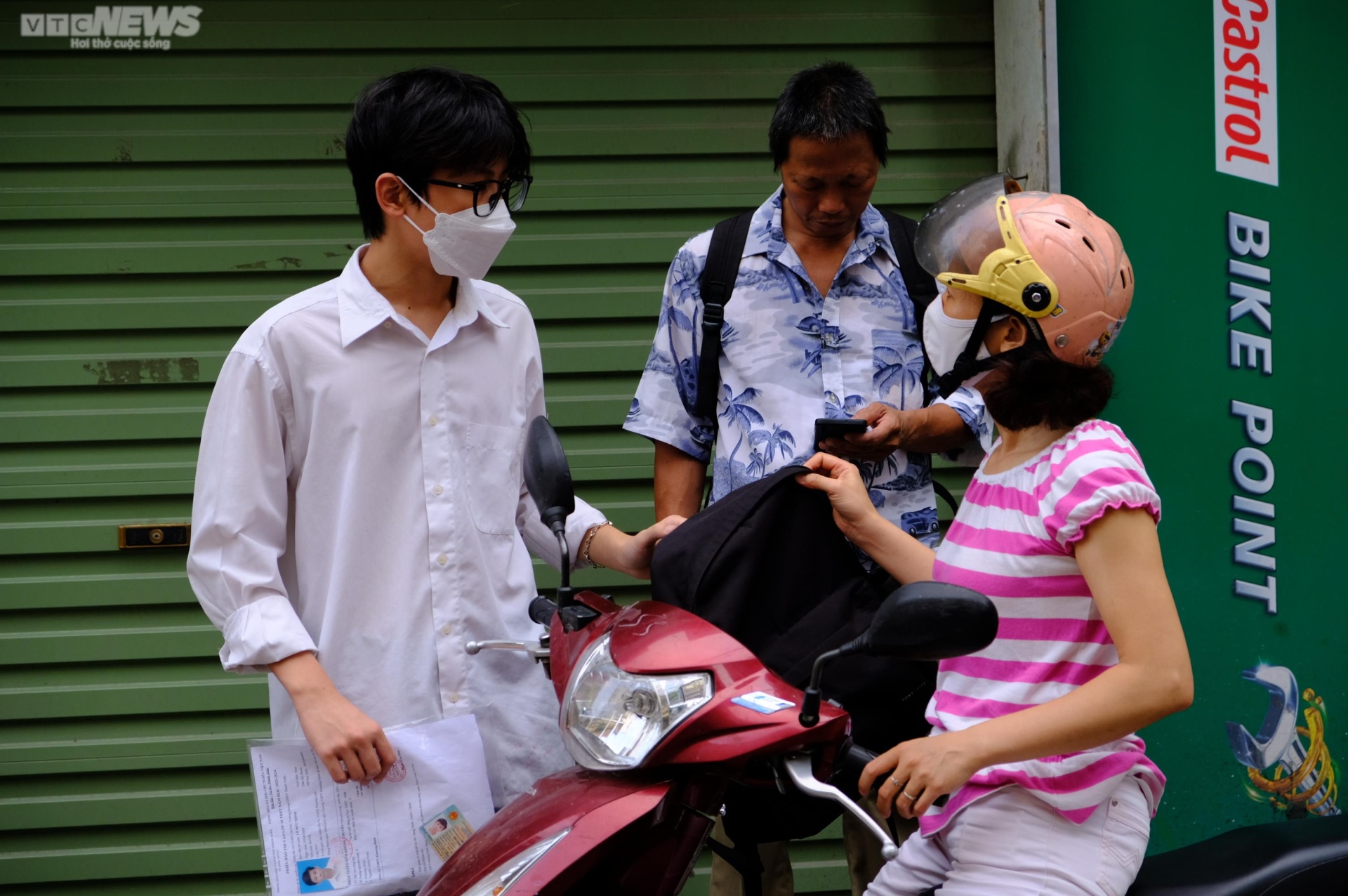 Nh&agrave; ch&ugrave;a, nh&agrave; d&acirc;n mở cửa cho phụ huynh tr&aacute;nh nắng đợi con thi m&ocirc;n cuối - Ảnh 9.