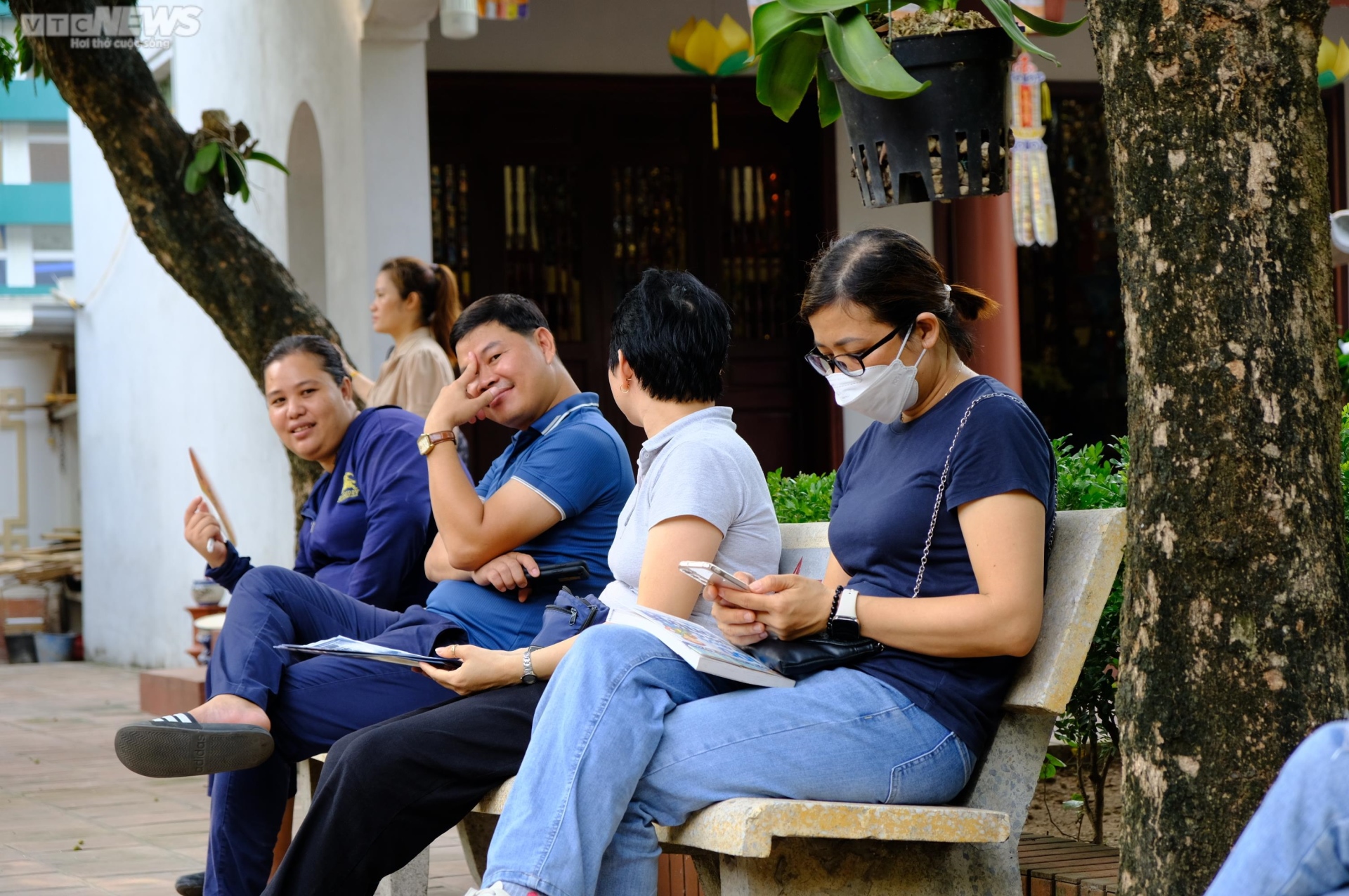 Nh&agrave; ch&ugrave;a, nh&agrave; d&acirc;n mở cửa cho phụ huynh tr&aacute;nh nắng đợi con thi m&ocirc;n cuối - Ảnh 6.