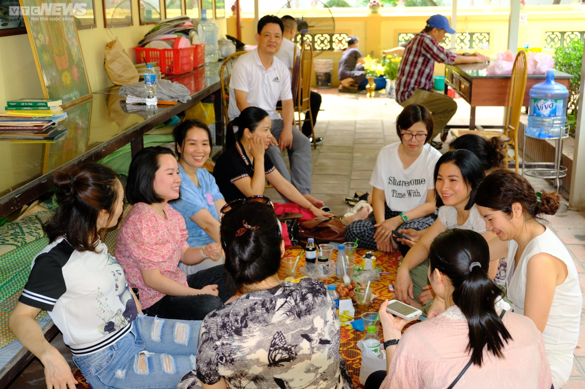 Nh&agrave; ch&ugrave;a, nh&agrave; d&acirc;n mở cửa cho phụ huynh tr&aacute;nh nắng đợi con thi m&ocirc;n cuối - Ảnh 5.