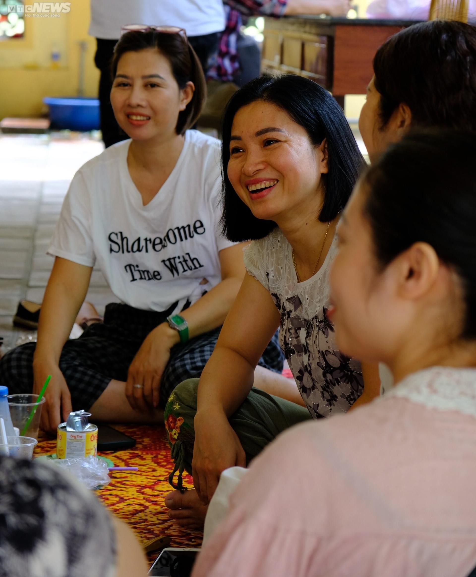 Nh&agrave; ch&ugrave;a, nh&agrave; d&acirc;n mở cửa cho phụ huynh tr&aacute;nh nắng đợi con thi m&ocirc;n cuối - Ảnh 7.