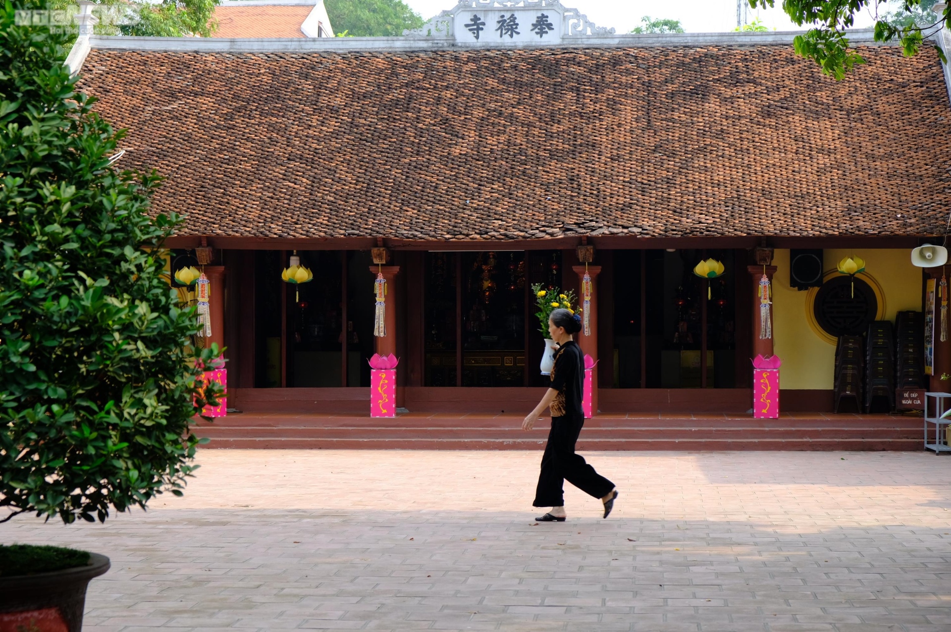 Nh&agrave; ch&ugrave;a, nh&agrave; d&acirc;n mở cửa cho phụ huynh tr&aacute;nh nắng đợi con thi m&ocirc;n cuối - Ảnh 8.