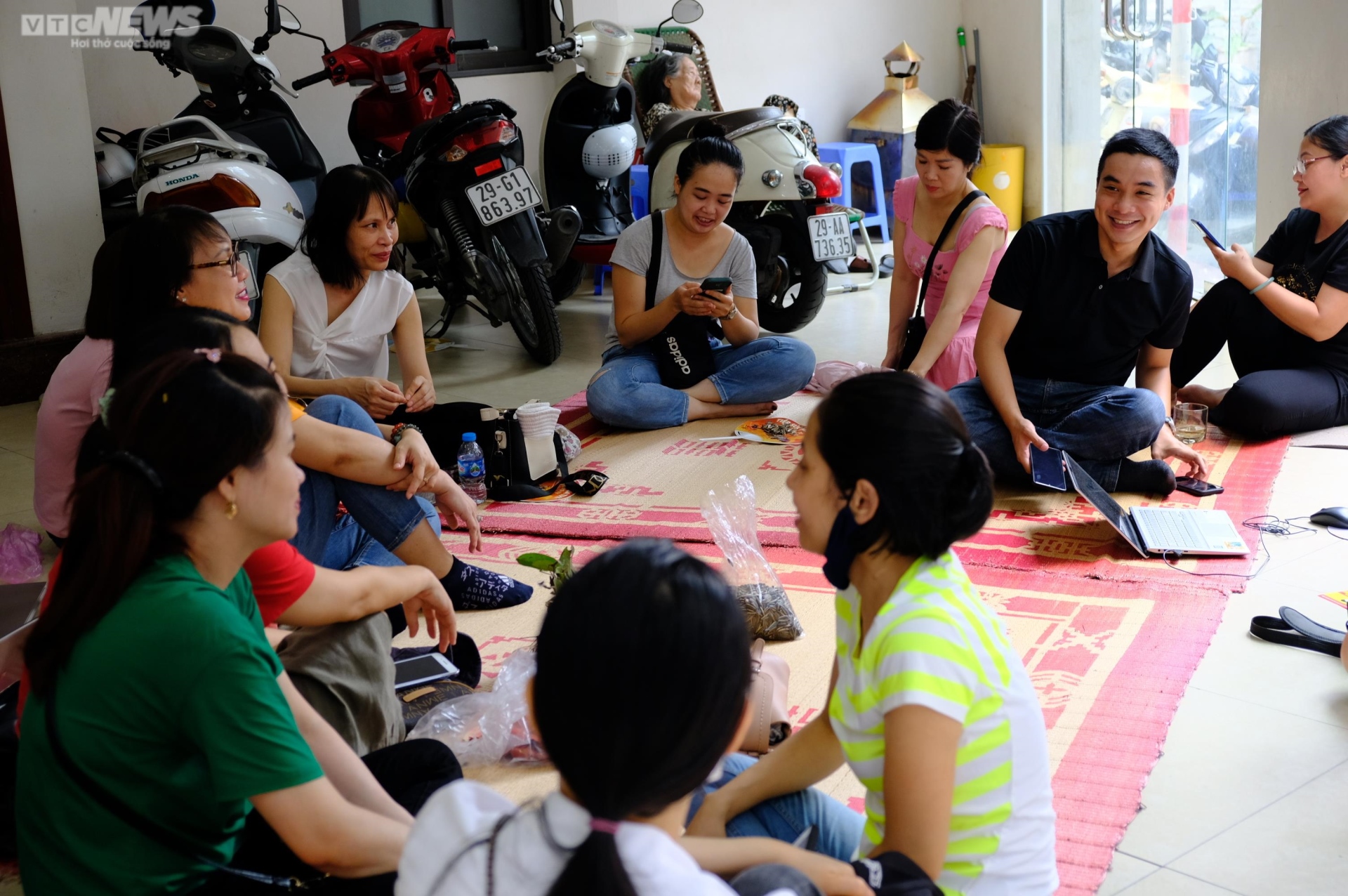 Nh&agrave; ch&ugrave;a, nh&agrave; d&acirc;n mở cửa cho phụ huynh tr&aacute;nh nắng đợi con thi m&ocirc;n cuối - Ảnh 2.