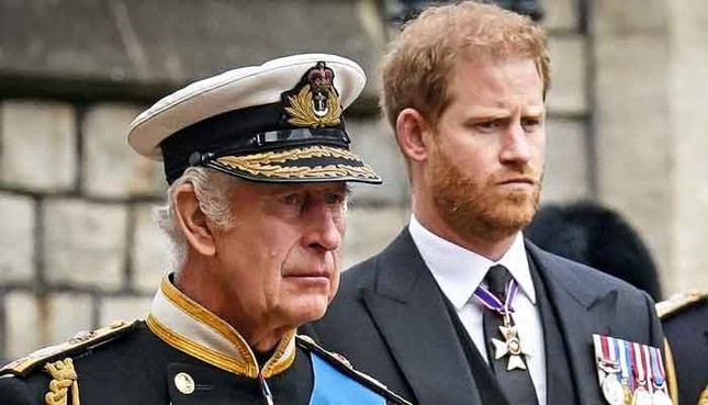 Harry khiến Vua Charles buồn l&ograve;ng - Ảnh 2.