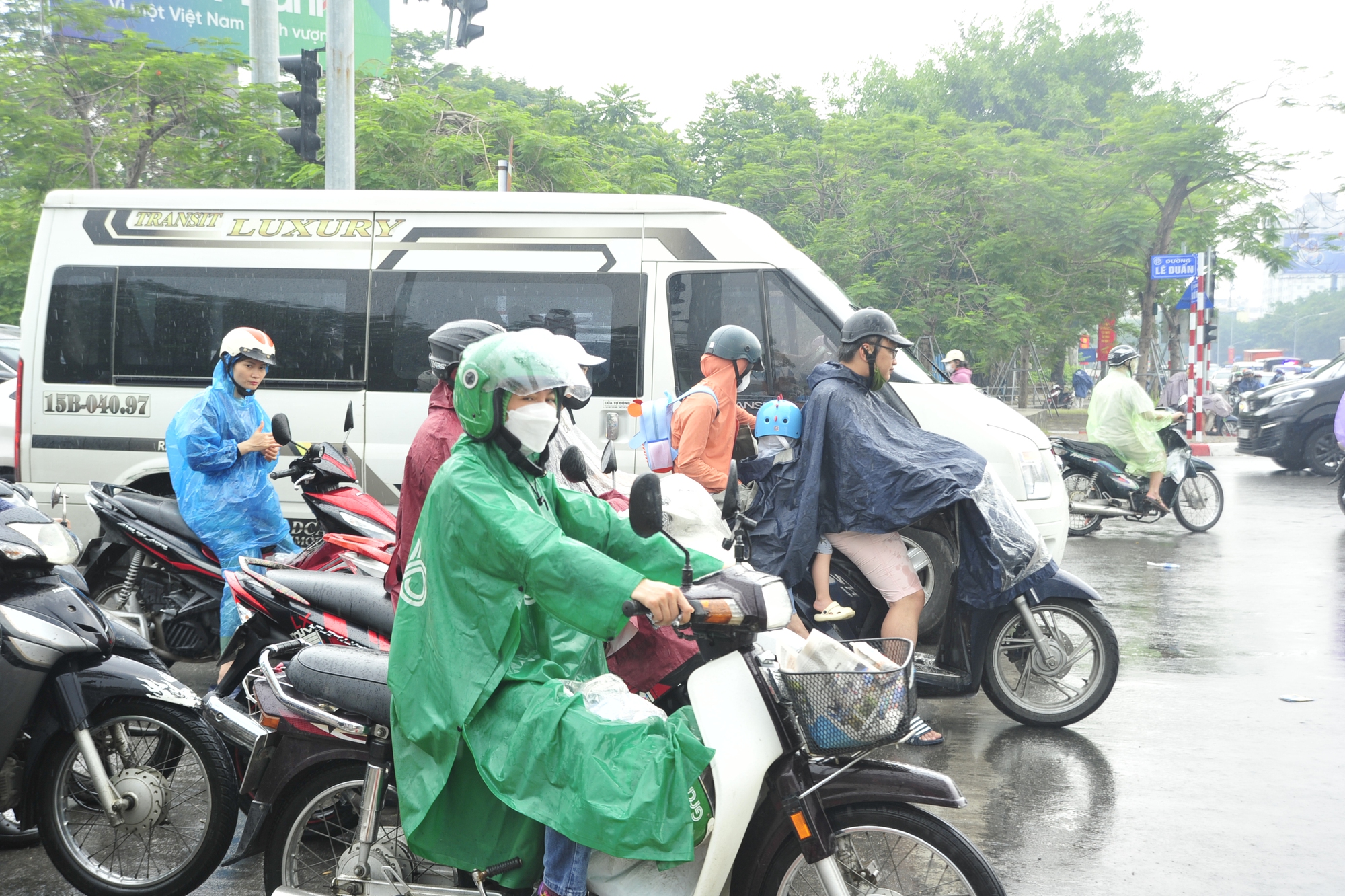 Cơn mưa bất chợt người Hà Nội tranh thủ mang áo mưa ra bán - Ảnh 1.