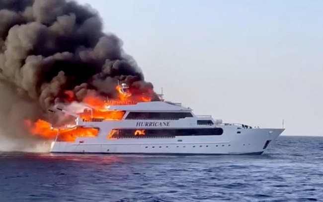 Du thuyền bốc cháy ngoài khơi Biển Đỏ, 3 công dân Anh lặn biển mất tích - Ảnh 1.