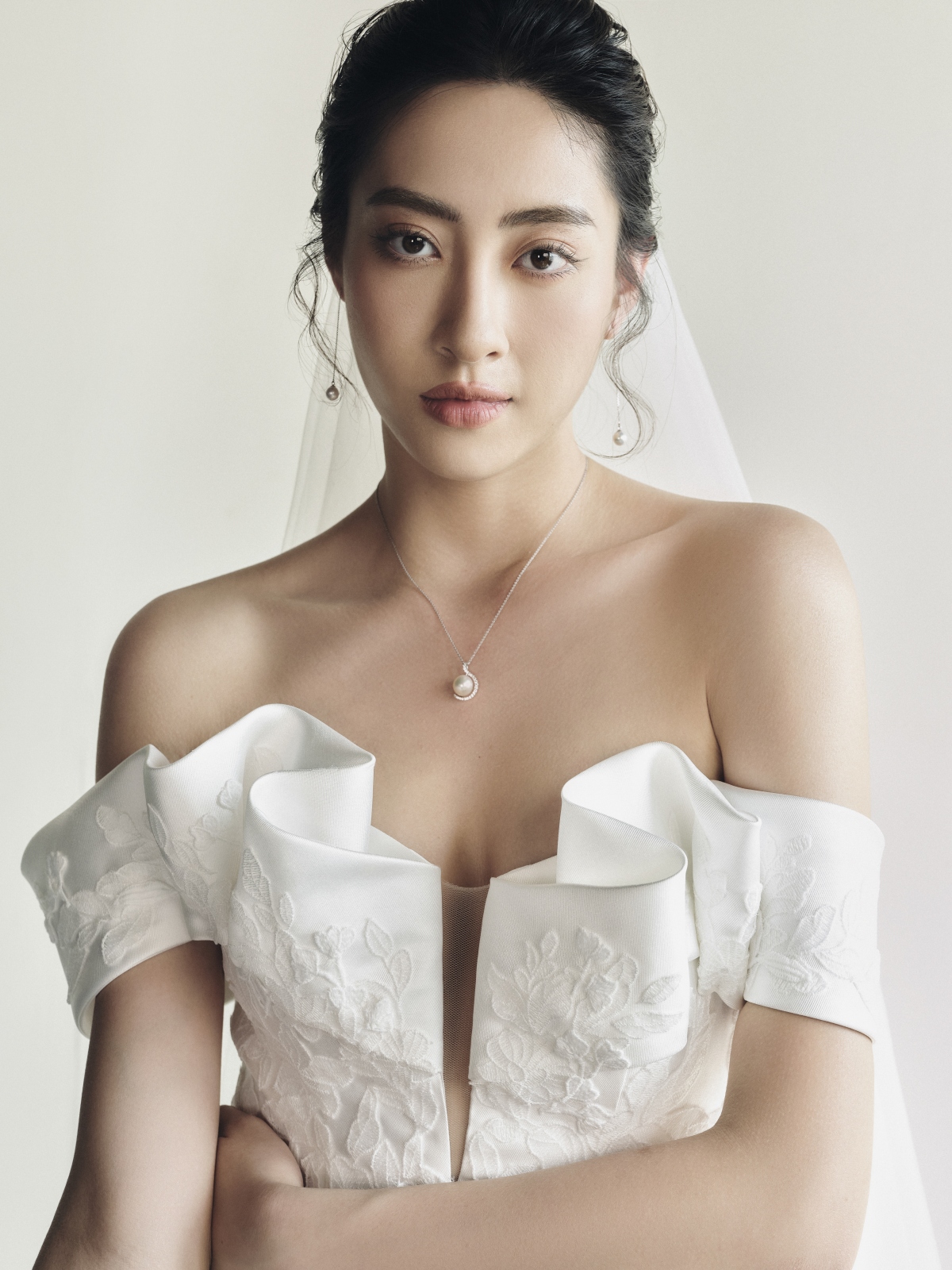 Hoa hậu Lương Thùy Linh làm cô dâu đẹp thanh khiết trong bộ ảnh mới - Ảnh 2.