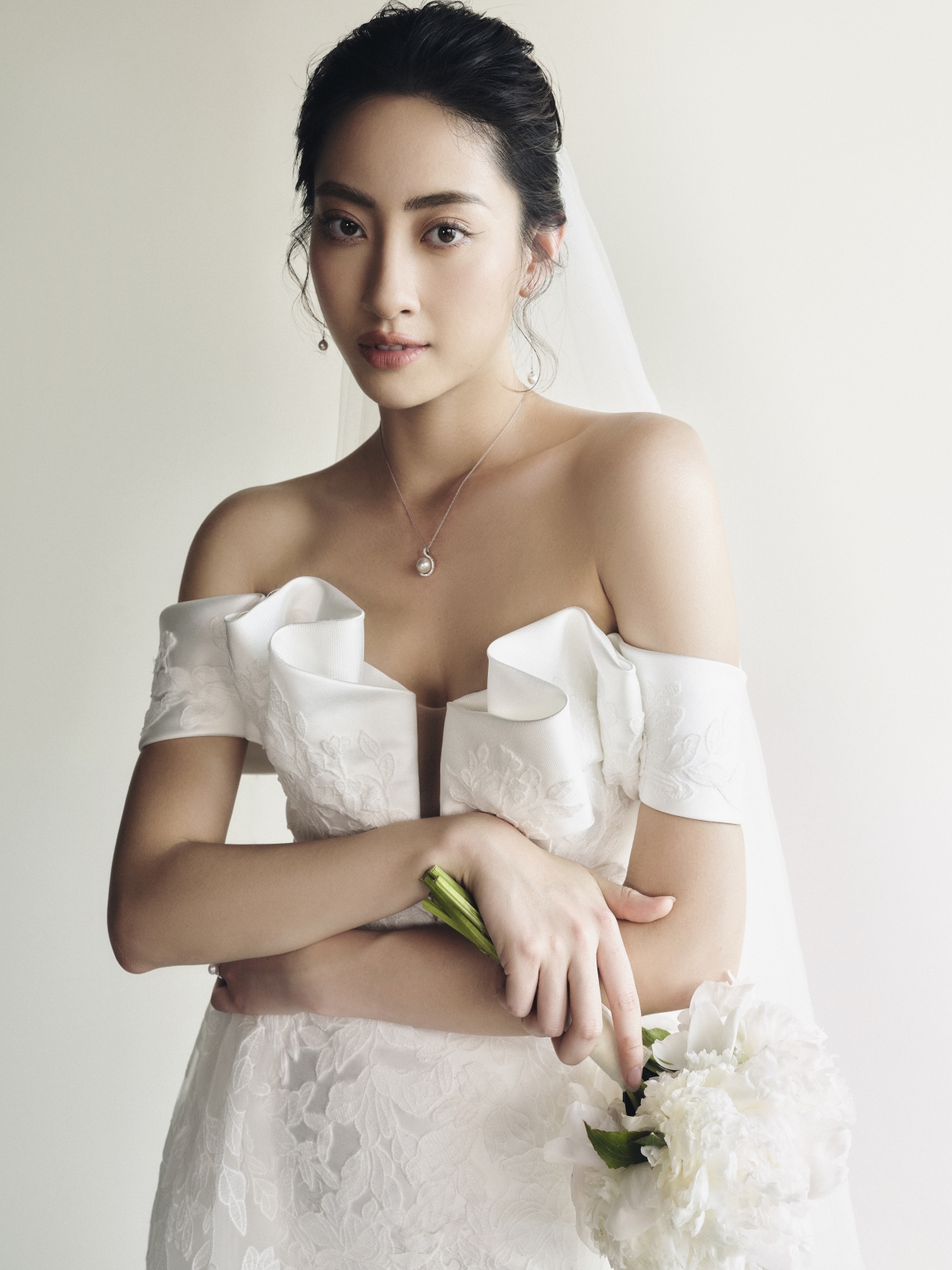 Hoa hậu Lương Thùy Linh làm cô dâu đẹp thanh khiết trong bộ ảnh mới - Ảnh 1.