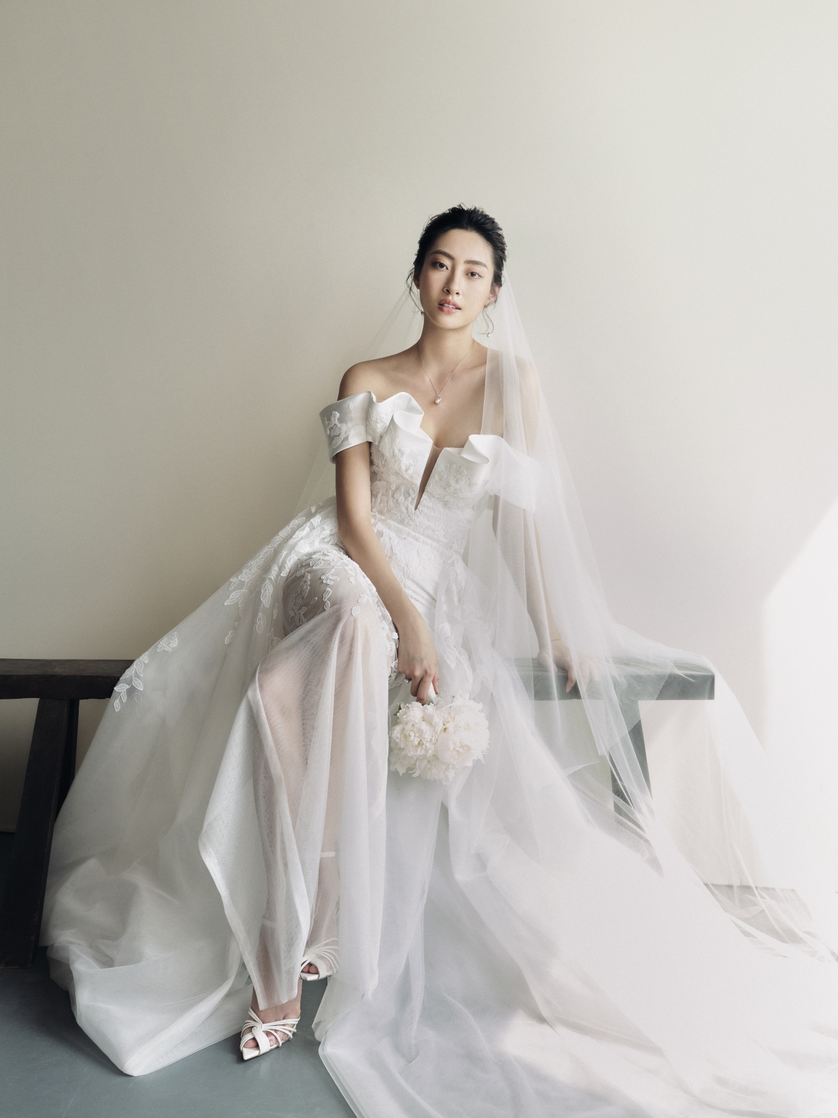 Hoa hậu Lương Thùy Linh làm cô dâu đẹp thanh khiết trong bộ ảnh mới - Ảnh 3.