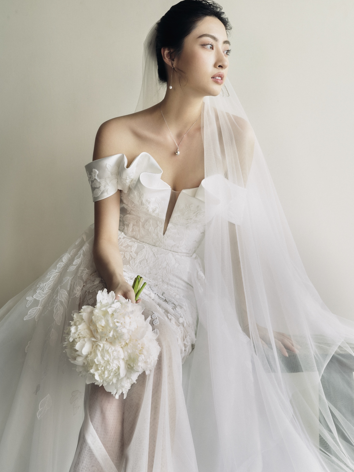 Hoa hậu Lương Thùy Linh làm cô dâu đẹp thanh khiết trong bộ ảnh mới - Ảnh 4.
