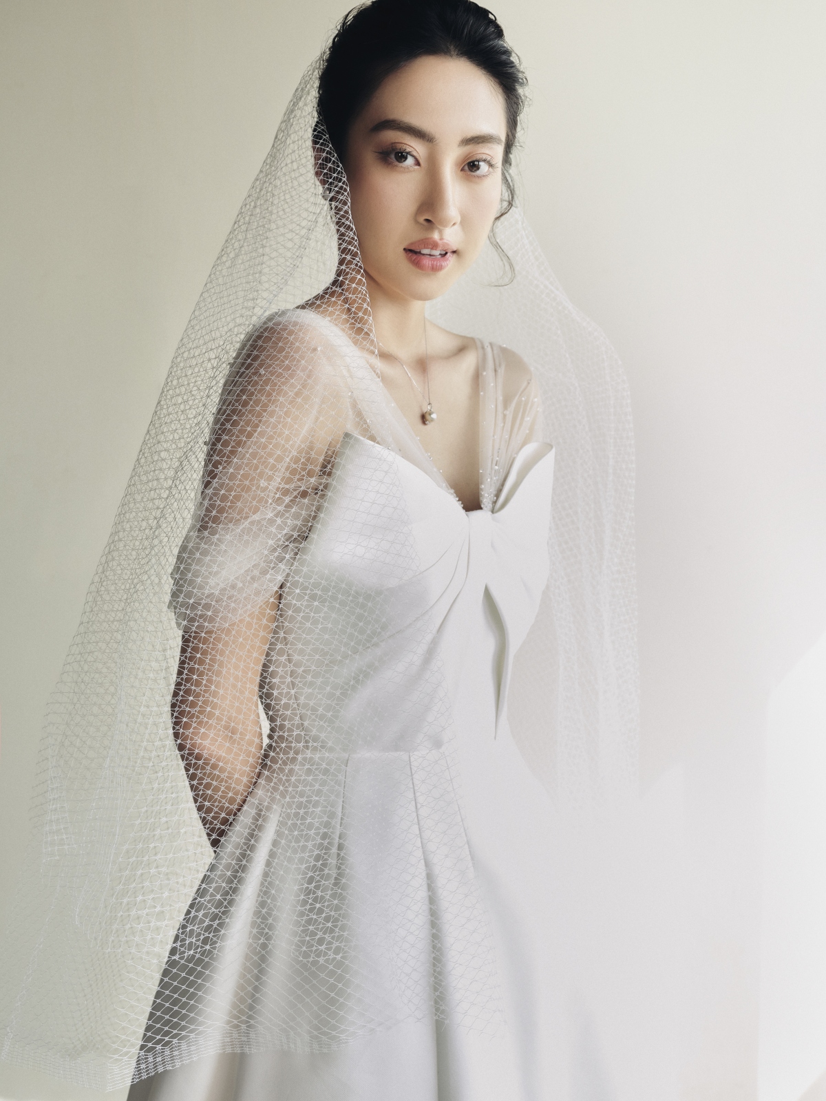 Hoa hậu Lương Thùy Linh làm cô dâu đẹp thanh khiết trong bộ ảnh mới - Ảnh 6.