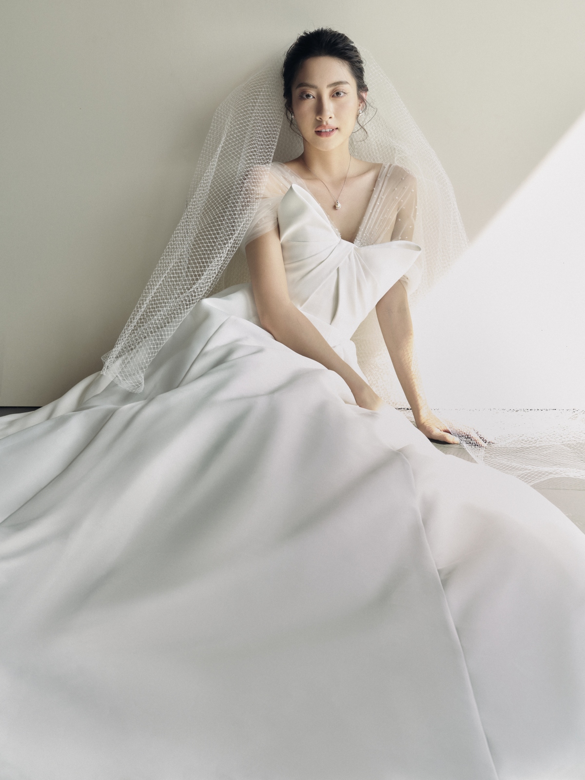 Hoa hậu Lương Thùy Linh làm cô dâu đẹp thanh khiết trong bộ ảnh mới - Ảnh 7.