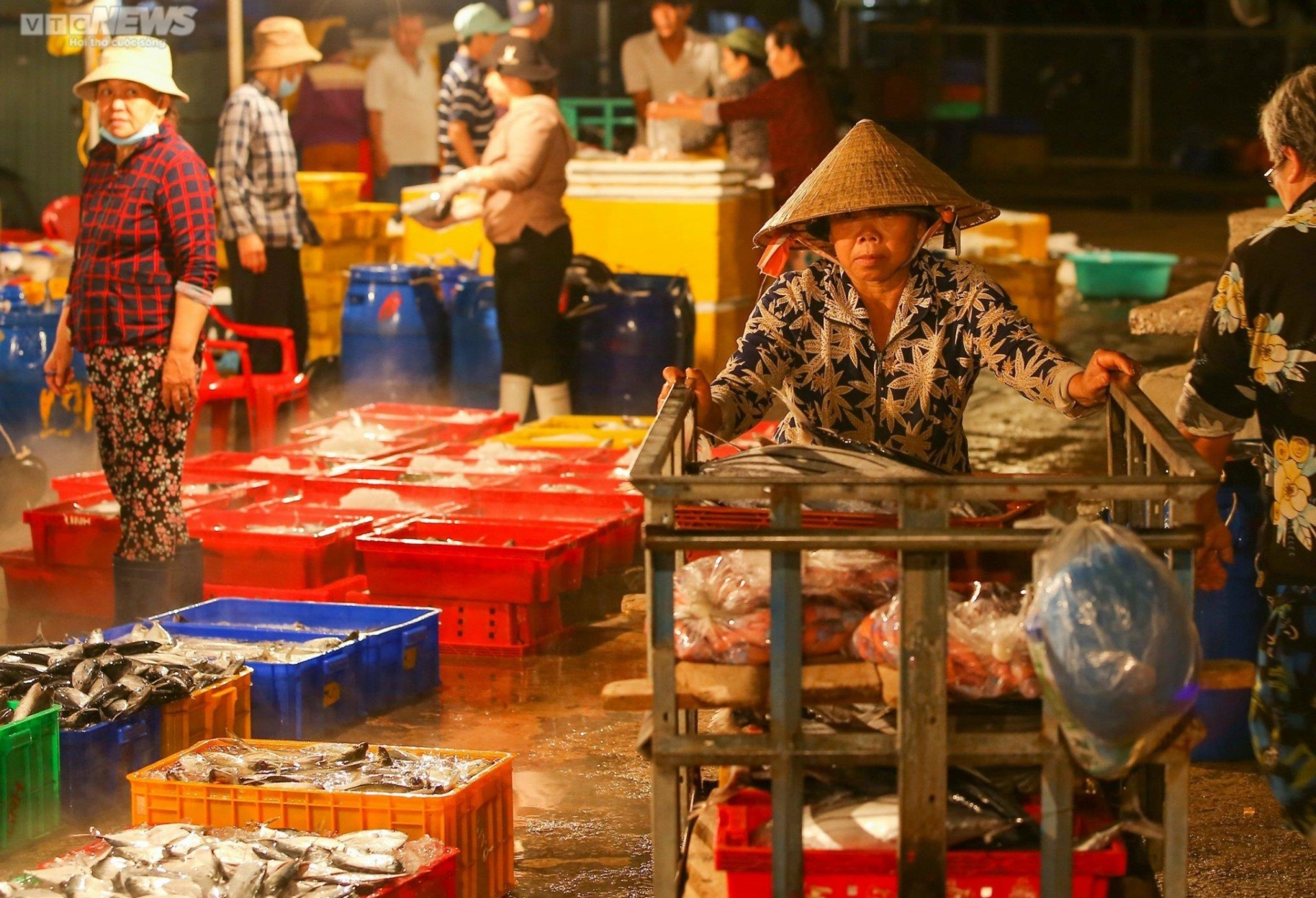 Đêm dài trĩu nặng mưu sinh của những người đàn bà nơi cảng cá - Ảnh 5.