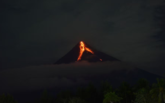 Núi lửa Mayon ở Philippines phun trào: Ít nhất 14.000 người phải sơ tán trong nhiều tháng - Ảnh 1.