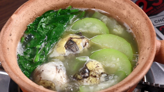 Món canh này là đặc sản xứ Huế, hương vị thanh mát làm dịu cái nóng mùa hè - Ảnh 4.