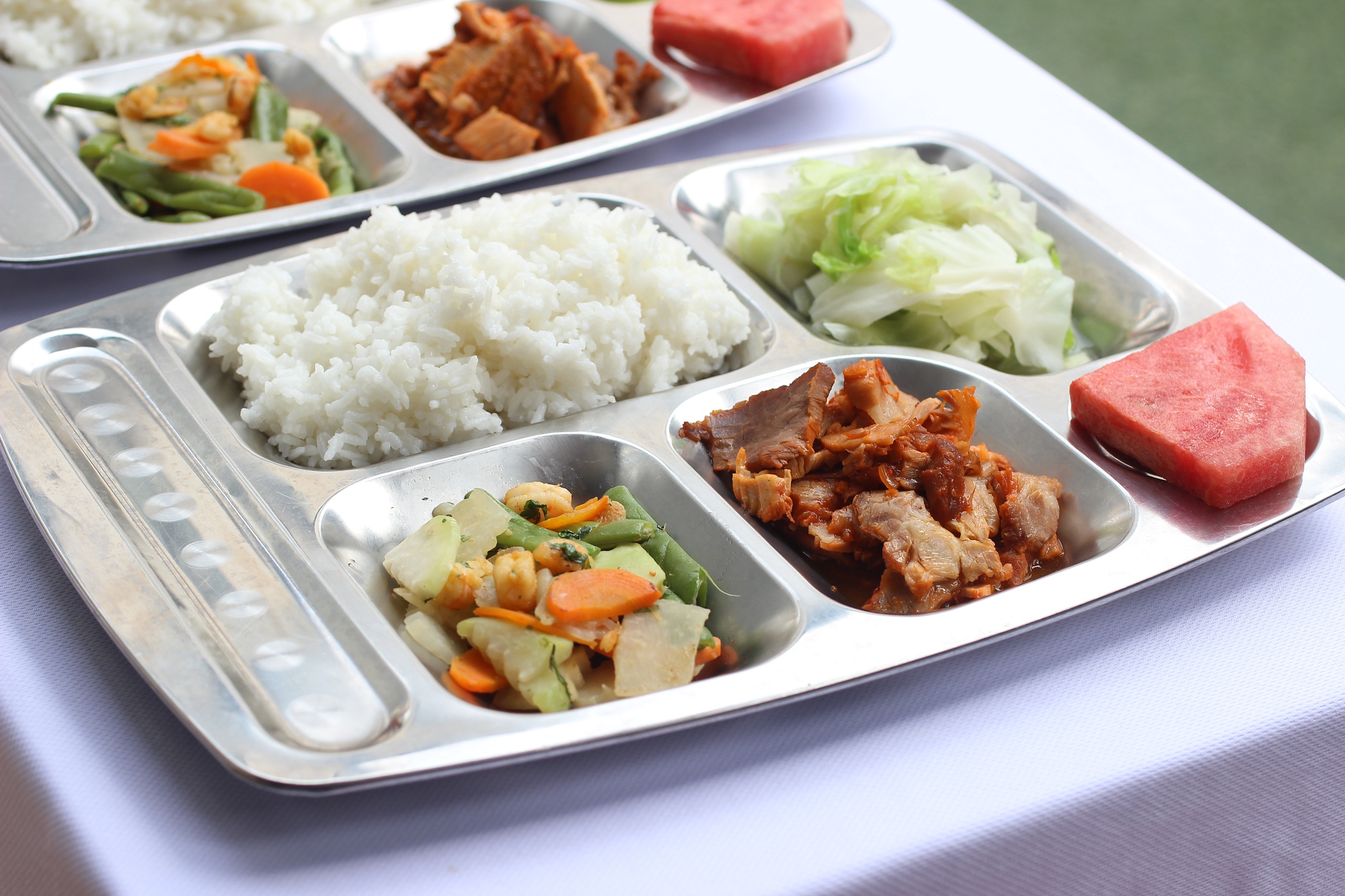 Bữa ăn tại ngôi trường tiểu học ở quận Cầu Giấy: Trẻ được rèn cả tính tự lập và kỷ luật qua việc ăn uống - Ảnh 1. Bữa ăn tại ngôi trường tiểu học ở quận Cầu Giấy: Trẻ được rèn cả tính tự lập và kỷ luật qua việc ăn uống - Ảnh 1.