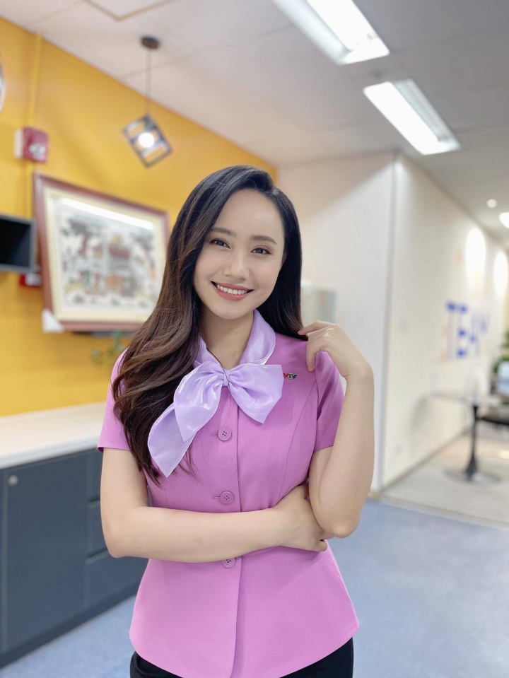 BTV thời tiết Xu&acirc;n Anh: T&ocirc;i hay về muộn n&ecirc;n chồng sẽ cho con ăn v&agrave; dỗ con ngủ - Ảnh 4.