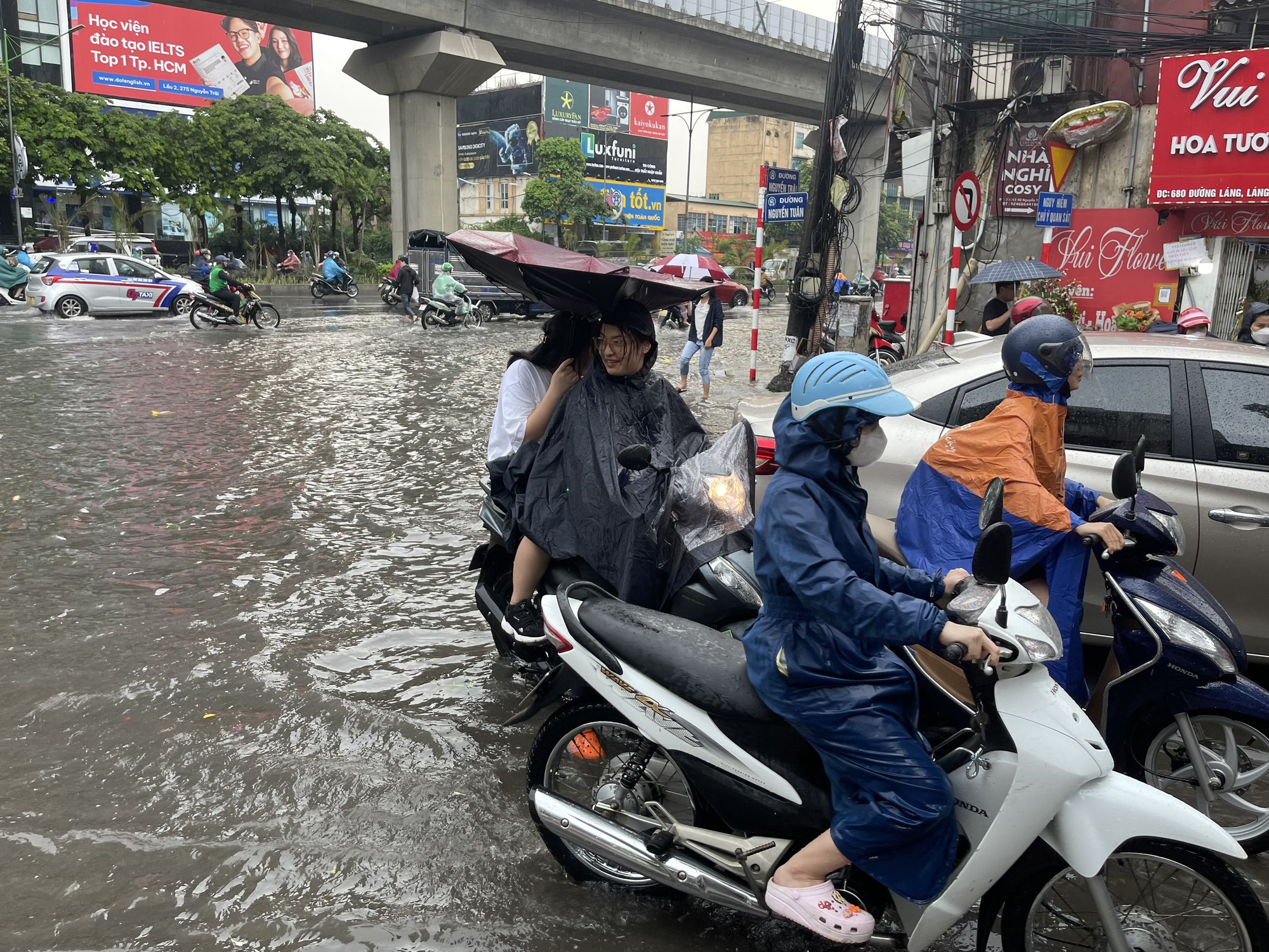 Hà Nội: Hình ảnh nhiều tuyến đường ngập sau cơn mưa giải nhiệt - Ảnh 6.