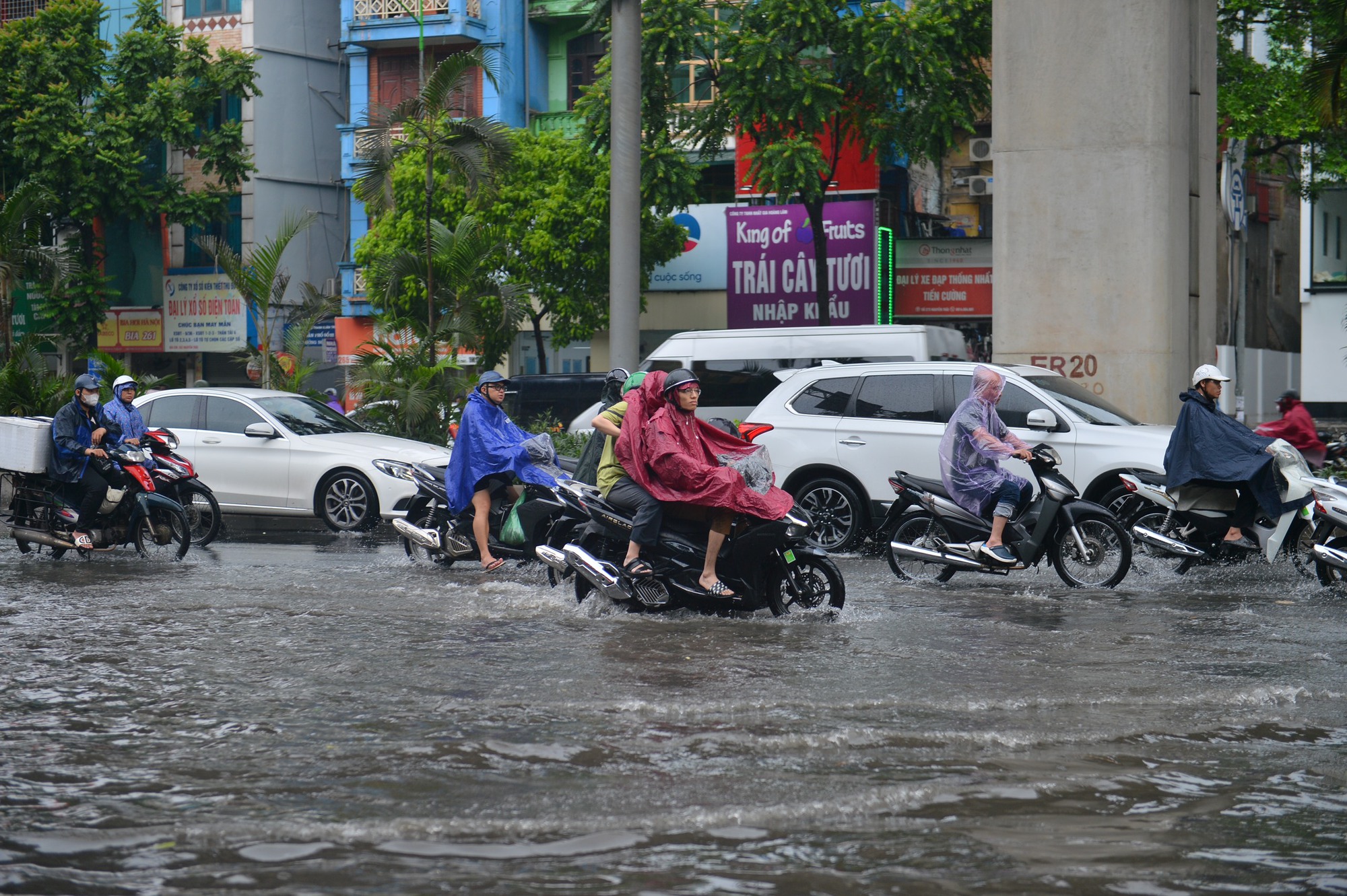 Hà Nội: Hình ảnh nhiều tuyến đường ngập sau cơn mưa giải nhiệt - Ảnh 11.