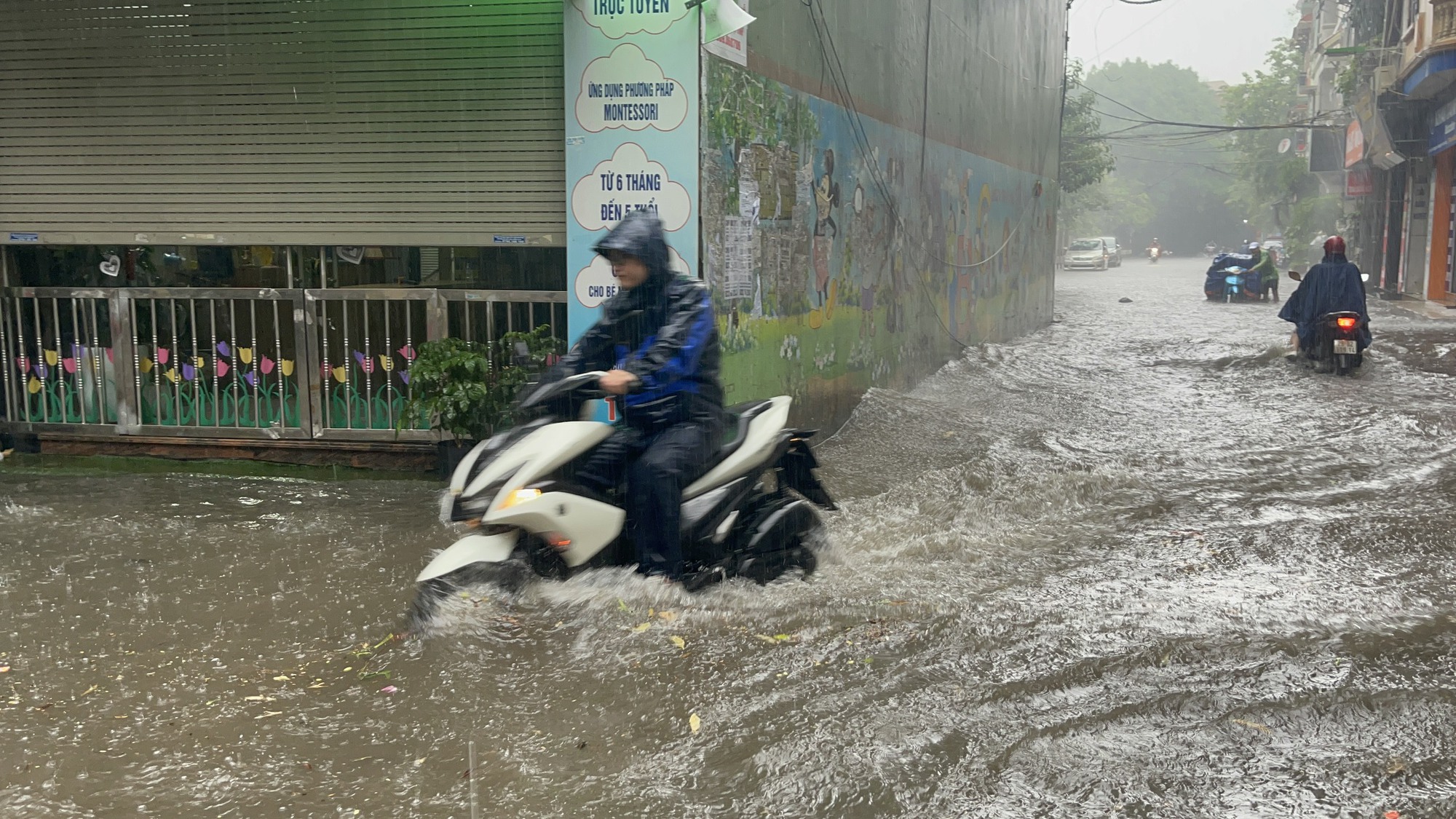 Hà Nội: Hình ảnh nhiều tuyến đường ngập sau cơn mưa giải nhiệt - Ảnh 13.