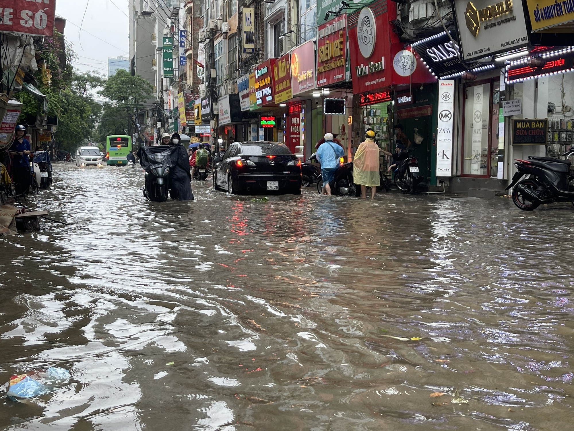 Hà Nội: Hình ảnh nhiều tuyến đường ngập sau cơn mưa giải nhiệt - Ảnh 4.