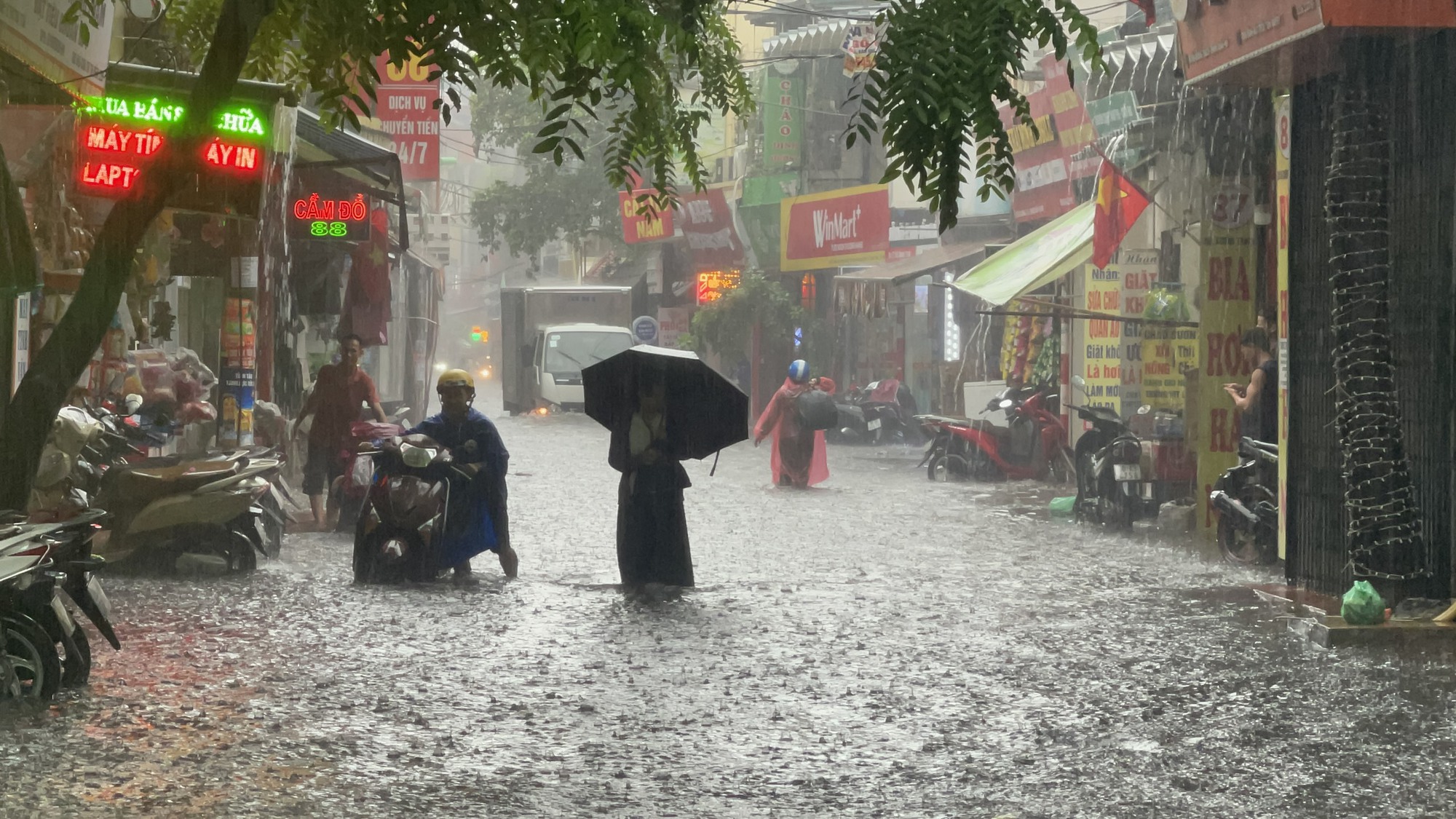 Hà Nội: Hình ảnh nhiều tuyến đường ngập sau cơn mưa giải nhiệt - Ảnh 12.