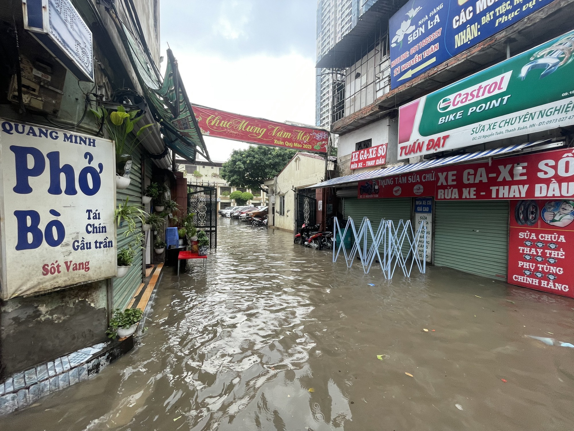 Hà Nội: Hình ảnh nhiều tuyến đường ngập sau cơn mưa giải nhiệt - Ảnh 2.