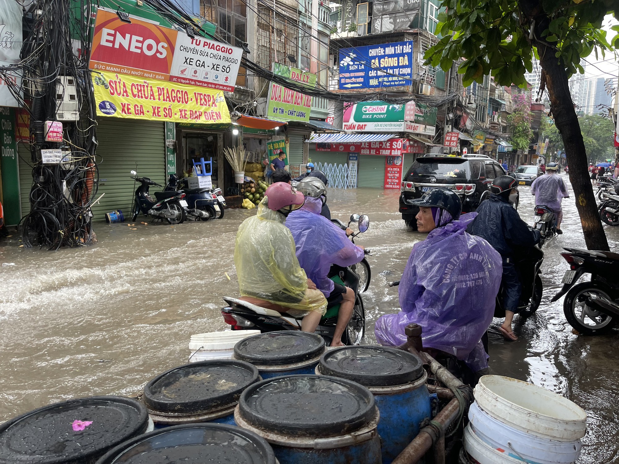 Hà Nội: Hình ảnh nhiều tuyến đường ngập sau cơn mưa giải nhiệt - Ảnh 5.