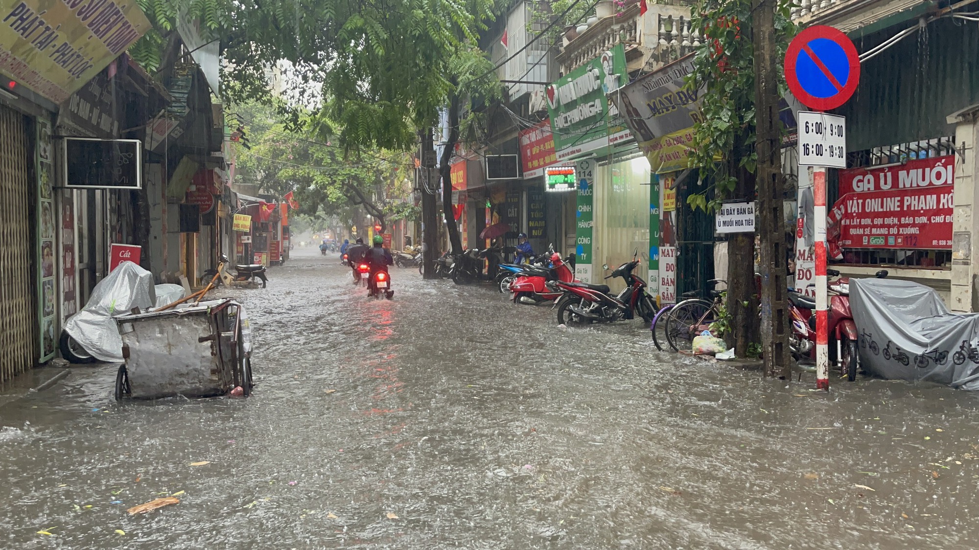 Hà Nội: Hình ảnh nhiều tuyến đường ngập sau cơn mưa giải nhiệt - Ảnh 14.