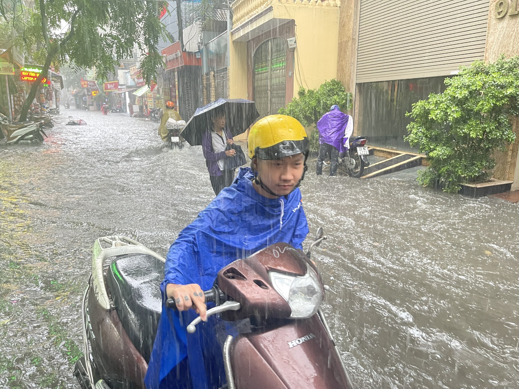 Hà Nội: Hình ảnh nhiều tuyến đường ngập sau cơn mưa giải nhiệt - Ảnh 7.