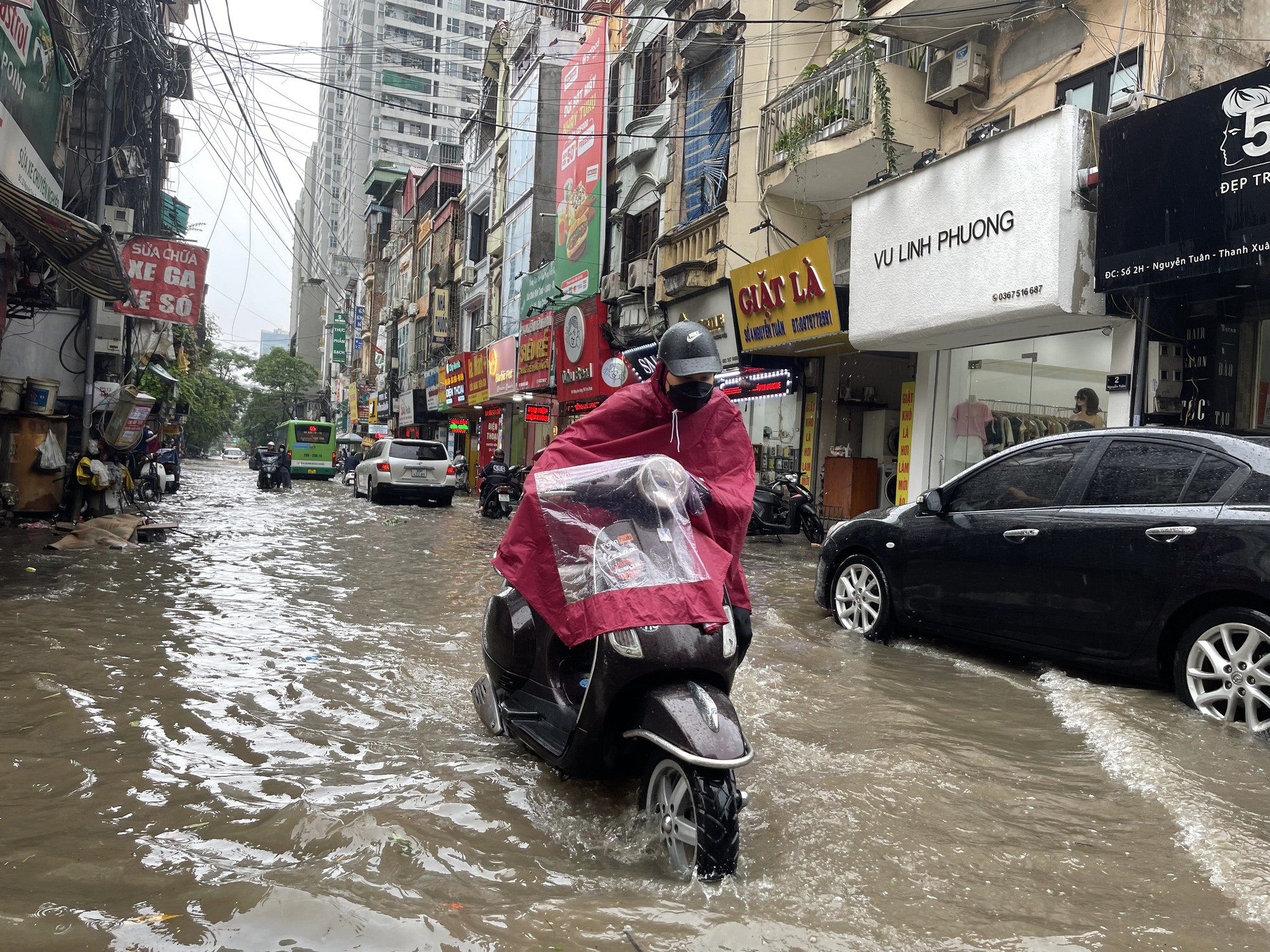 Hà Nội: Hình ảnh nhiều tuyến đường ngập sau cơn mưa giải nhiệt - Ảnh 9.