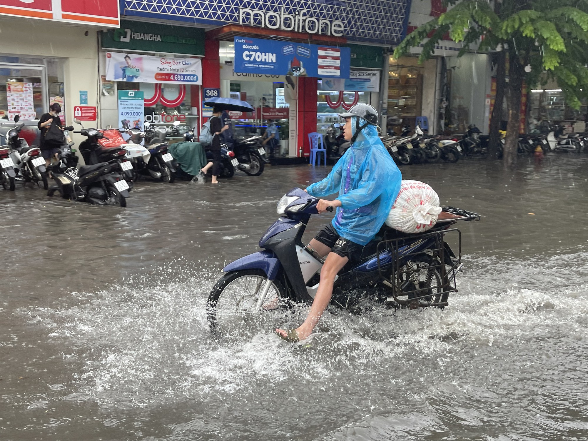 Hà Nội: Hình ảnh nhiều tuyến đường ngập sau cơn mưa giải nhiệt - Ảnh 1.